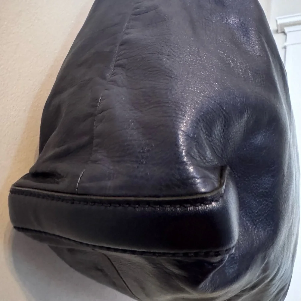 Gucci Metallic Leather Galaxy Chain Hobo
Size: 14.50" (L) x 5.00" (W) x 10 - Picture 7 of 16